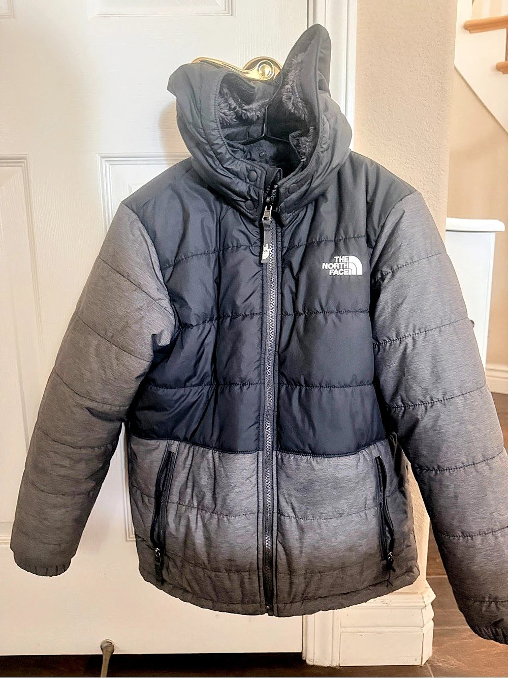 The North Face Boy's Reversible Puffer Jacket Black & Gray Boys Large